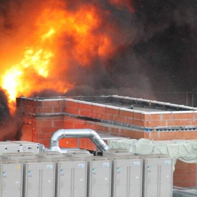  Der Dachstuhl eines Gebäudes in der Innenstadt stand in Vollbrand.