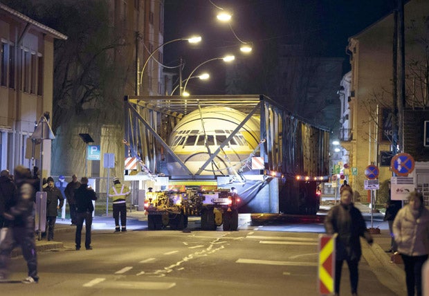 Hier kommt Flugzeug auf Grazer Hoteldach