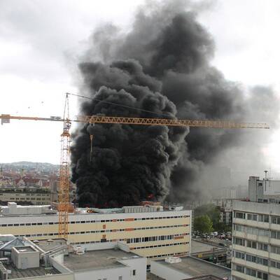  Der Dachstuhl eines Gebäudes in der Innenstadt stand in Vollbrand.