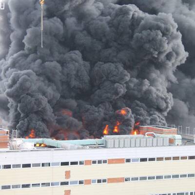  Der Dachstuhl eines Gebäudes in der Innenstadt stand in Vollbrand.