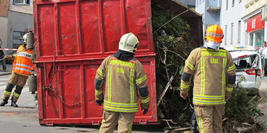Container-Lkw kippt auf Taxi