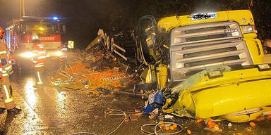 Lkw stürzt auf Autobahn - Lenker tot