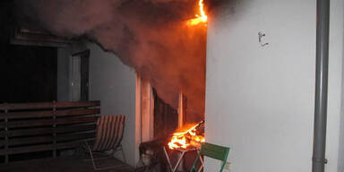 Feuerwehr rettet Familie aus brennendem Haus