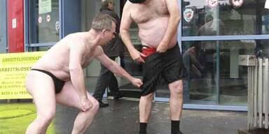 Arbeitslose Männer zogen sich aus