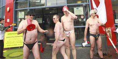 Arbeitslose Männer zogen sich aus