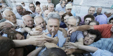 Pensionisten st&uuml;rmen die Banken