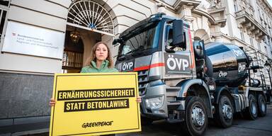 Umwelt-Aktivisten rollen mit Betonmisch-Lkw bei Ministerium an