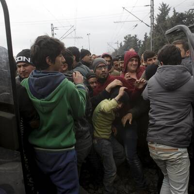 Flüchtlinge stürmen Grenze