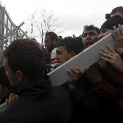 Flüchtlinge stürmen Grenze