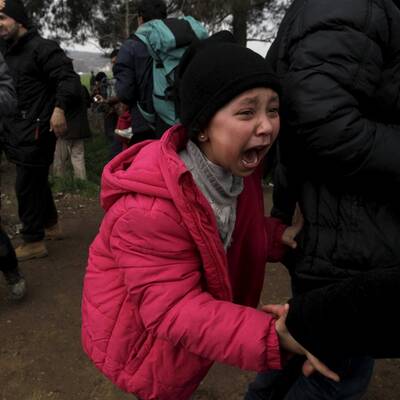 Flüchtlinge stürmen Grenze