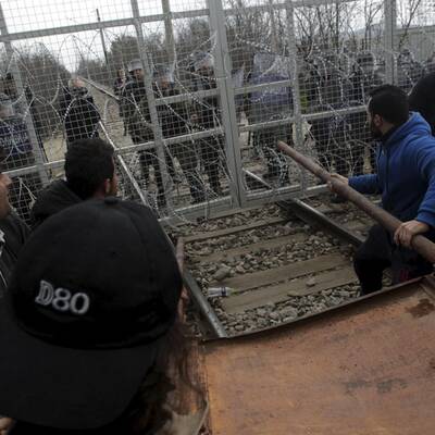 Flüchtlinge stürmen Grenze