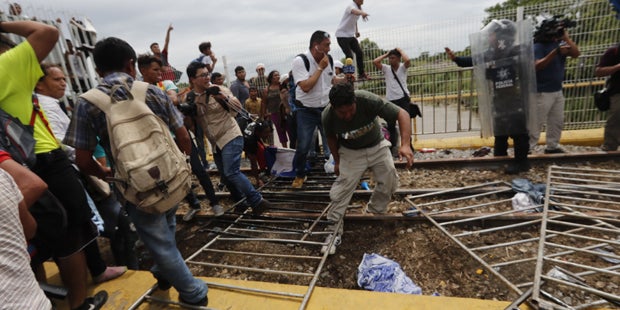 Migranten durchbrechen Grenze zu Mexiko