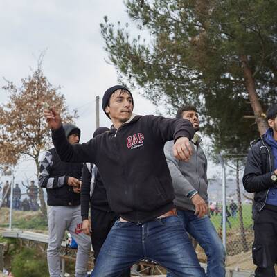 Flüchtlinge stürmen Grenze