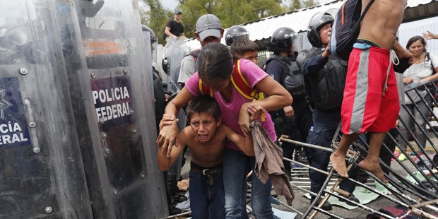 Migranten durchbrechen Grenze zu Mexiko