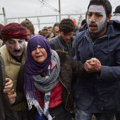 Flüchtlinge stürmen Grenze