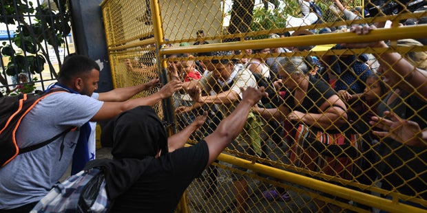 Migranten durchbrechen Grenze zu Mexiko