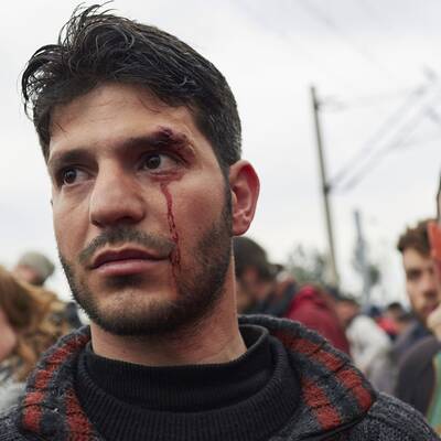 Flüchtlinge stürmen Grenze