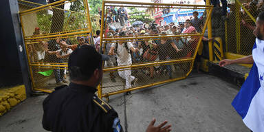 Grenzdurchbruch: Tausende Migranten verbrachten Nacht auf Br&uuml;cke