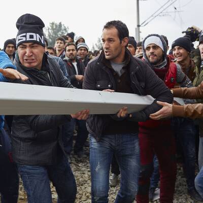 Flüchtlinge stürmen Grenze