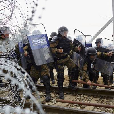 Flüchtlinge stürmen Grenze