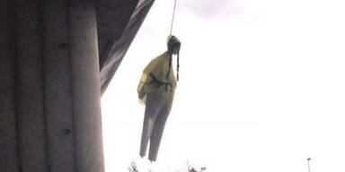 Unbekannte h&auml;ngen Greta-Thunberg-Puppe von Br&uuml;cke