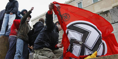 Athen: Demonstranten verbrennen deutsche Flagge 