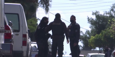 Polizisten stehen auf Stra&szlig;e