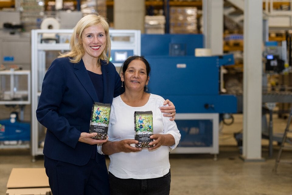 Spar-Geschäftsführerin Iris Grieshofer mit Kaffeebäuerin der Kooperative Ubiriki Sebastiana Pastrana