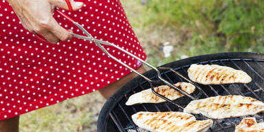 Einfach genial | Mit diesem Trick bleibt am Grill nichts kleben