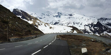Lawine versch&uuml;ttet Gletscherstra&szlig;e am Gro&szlig;glockner