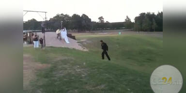 Hochzeitscrash: Br&auml;utigam rammt Braut