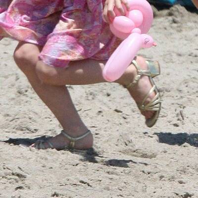 Suri Cruise tobt mit High Heels am Strand