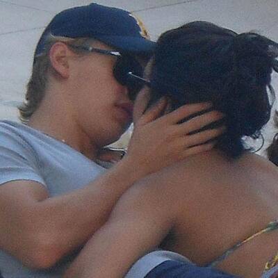 Vanessa Hudgens zeigt ihre Liebe