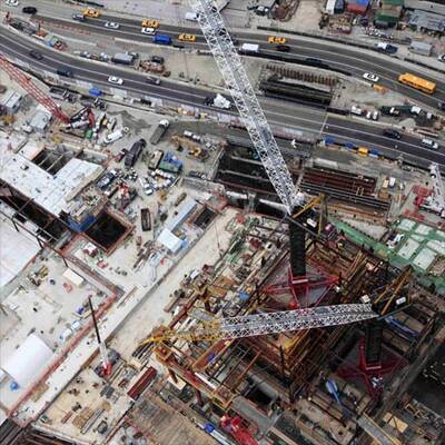 8 Jahre nach dem Unglück ist der Ort an dem die Twin Towers standen noch immer eine Baustelle. (c) AP