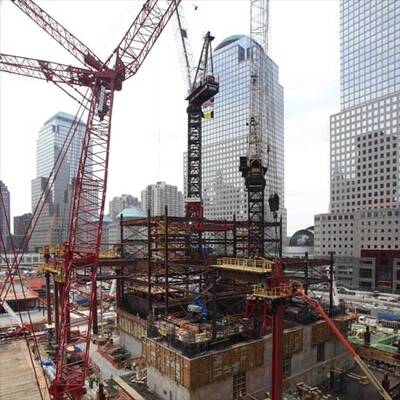 8 Jahre nach dem Unglück ist der Ort an dem die Twin Towers standen noch immer eine Baustelle. (c) AP