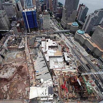 8 Jahre nach dem Unglück ist der Ort an dem die Twin Towers standen noch immer eine Baustelle. (c) AP