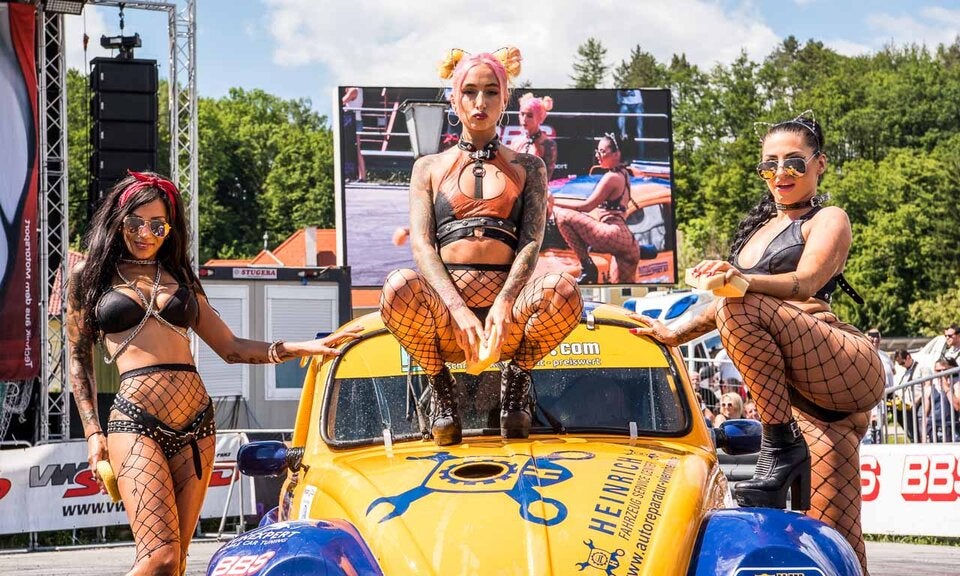 Autofans versammeln sich.