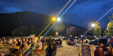 Menschen bei GTI Treffen in K&auml;rnten verweigern Corona Ma&szlig;nahmen