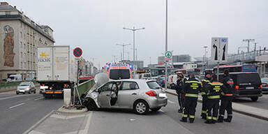 Crash am Gürtel: Mann (71) tot