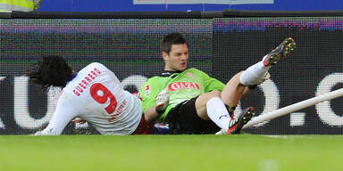 Paolo Guerrero Sven Ulreich Foul