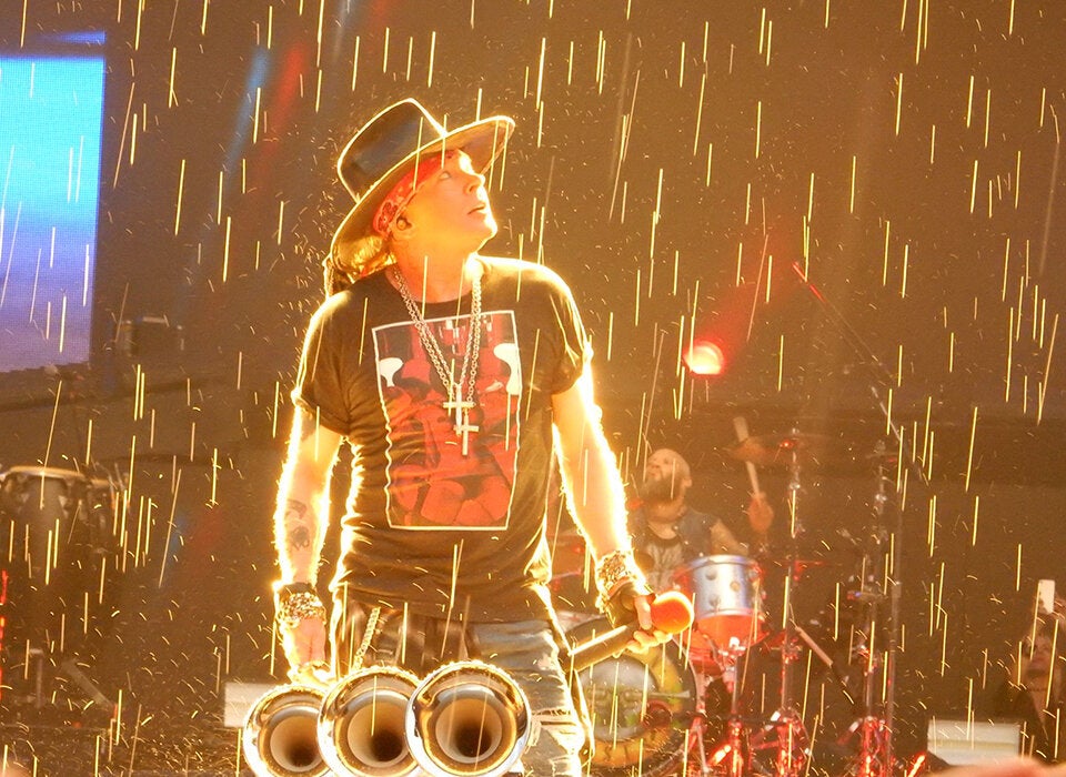 Guns N'Roses mit Ozzy-Gedenken im Regen