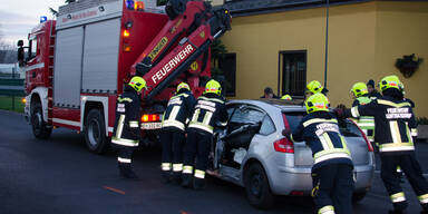 Feuerwehr befreit Lenkerin aus Auto