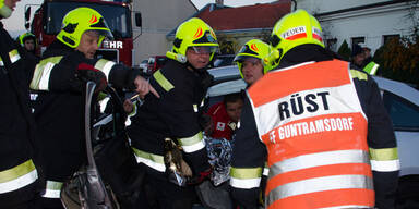 Feuerwehr befreit Lenkerin aus Auto