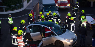Feuerwehr befreit Lenkerin aus Auto