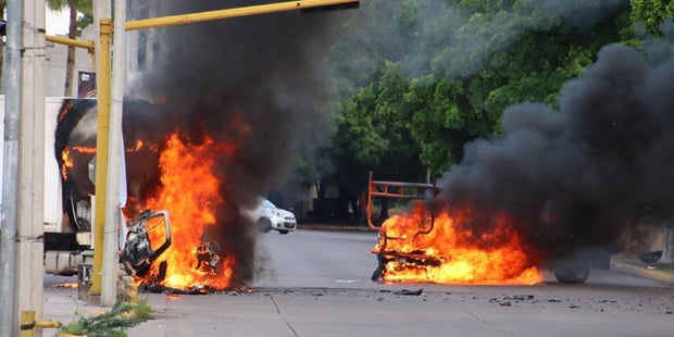 Bei Schlacht mit Drogenbande flüchtet Polizei
