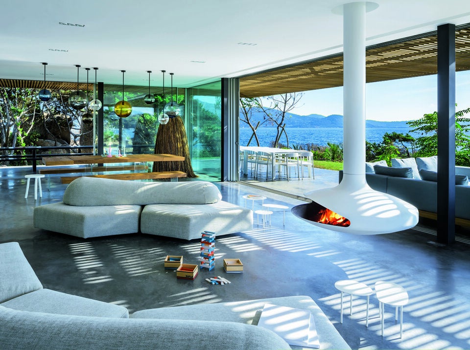 Bereits 1968 schuf Dominique Imbert das Modell Gyrofocus, das seither durch sein Design ebenso wie durch seine technische Durchführung neue Maßstäbe setzt. Es ist weltweit das früheste ­Beispiel aus der Reihe der freihängenden und um 360° drehbaren Kamine.  