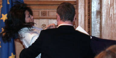 Gyurcsany trägt ohnmächtige Sprecherin auf Händen