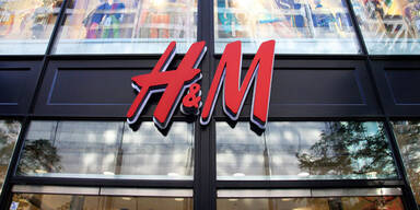 H&M Schild vor Gesch&auml;ft