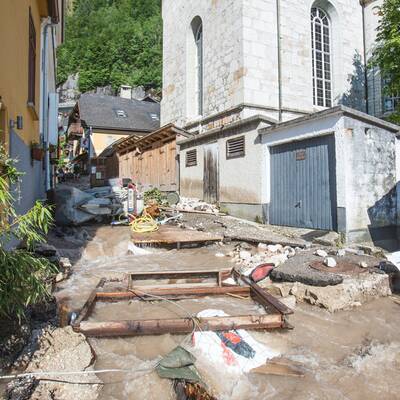 Binnen Minuten wurde der historische Ort komplett verklaust und vermurt.