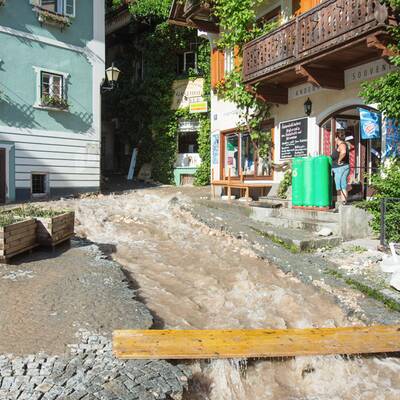 Binnen Minuten wurde der historische Ort komplett verklaust und vermurt.